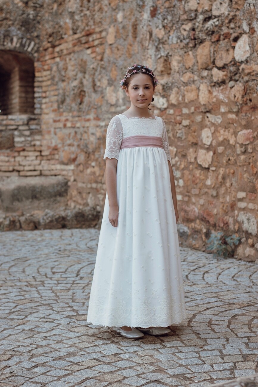 plano general de niña llevando el vestido de comunión casiopea