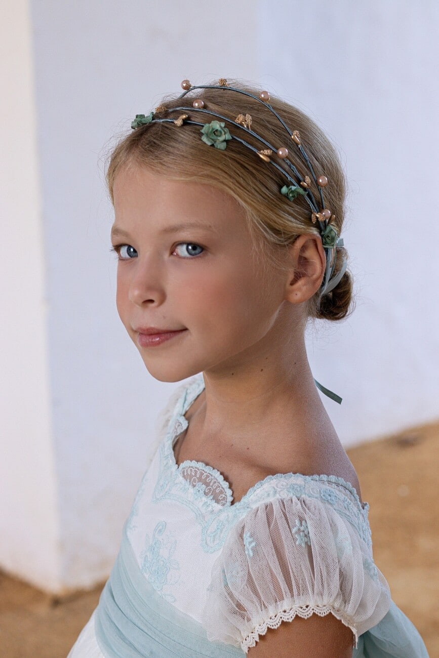 primer plano de niña llevando el vestido de comunión gabriela y un tocado de florecitas