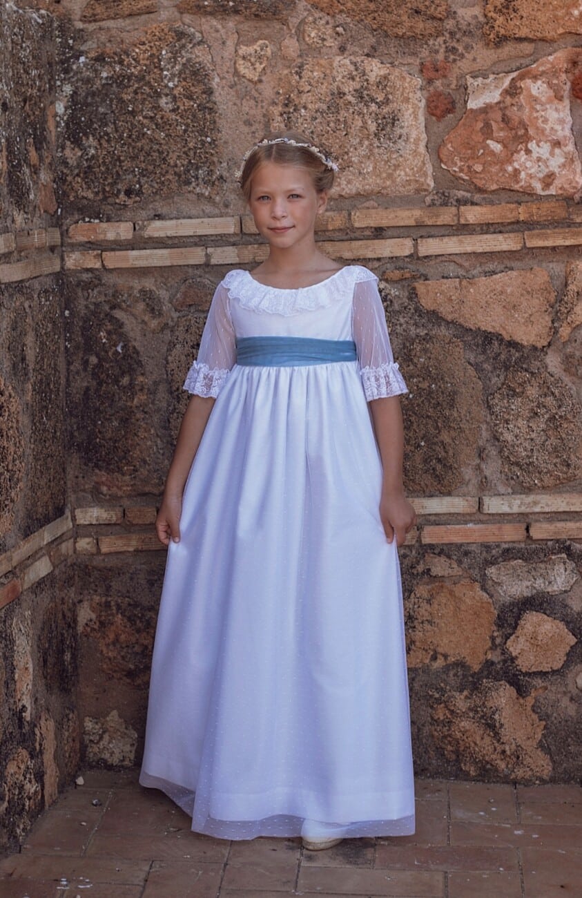 vestido de comunión LUNA de tul blanco con fajín azul