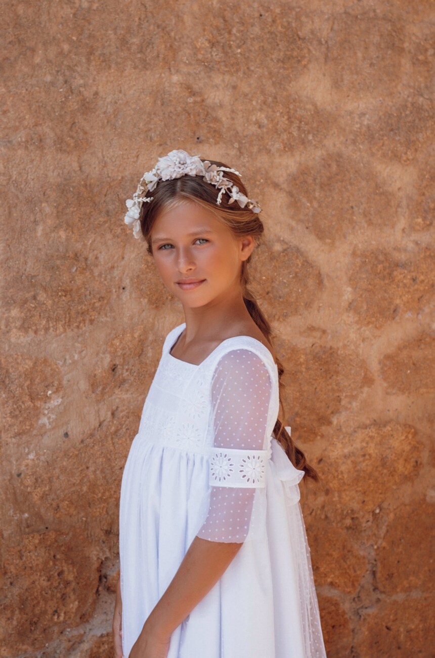 perfil de niña llevando el vestido de comunión nair
