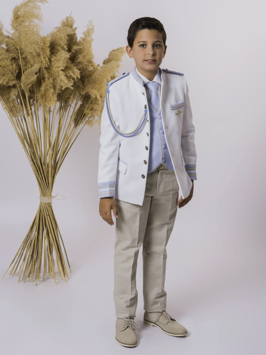 Traje de comunión Almirante CRONOS: chaqueta blanca, pantalon beige y detalles en celeste